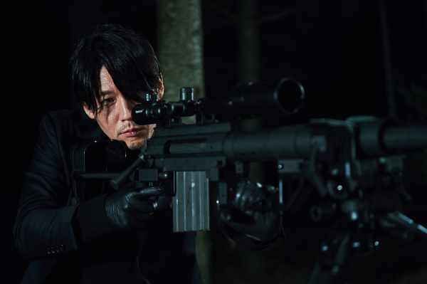 총을-잡고-있는-장혁
