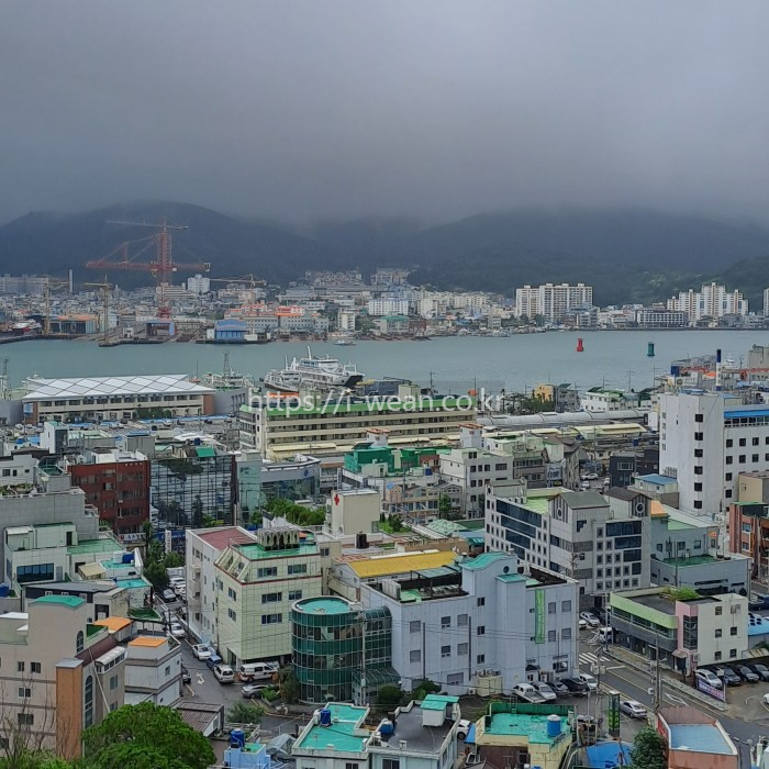 통영 앞바다가 보입니다.