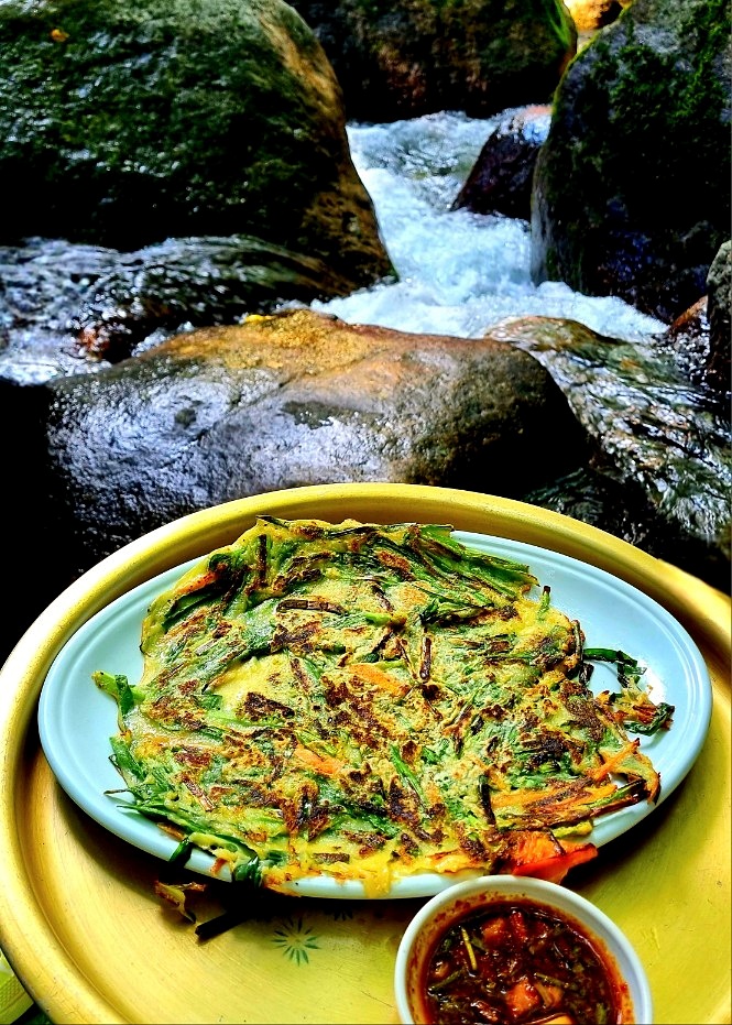 지리산 하동 쌍계사 계곡 신진식당 옆 신흥식당: 계곡 물놀이, 발 담그고 백숙 먹기