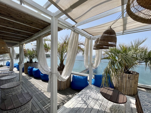 바다를-편안한-패브릭-소파에-누워서-볼-수-있었습니다.