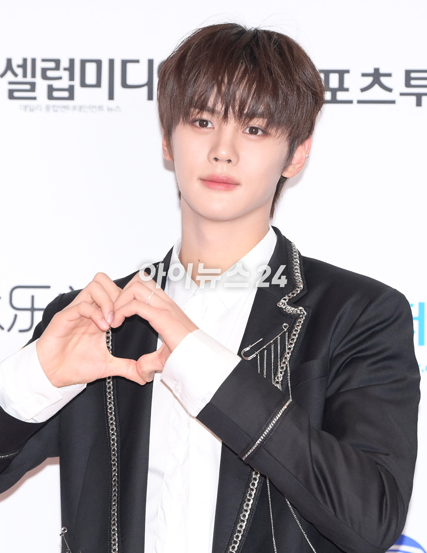 그룹 제로베이스원(ZEROBASEONE)이 10일 오후 서울 송파구 올림픽공원 케이스포돔(KSPO DOME)에서 열린 '2023 K글로벌 하트 드림 어워즈' 레드카펫 행사에 참석하고 있다. [사진=정소희 기자]