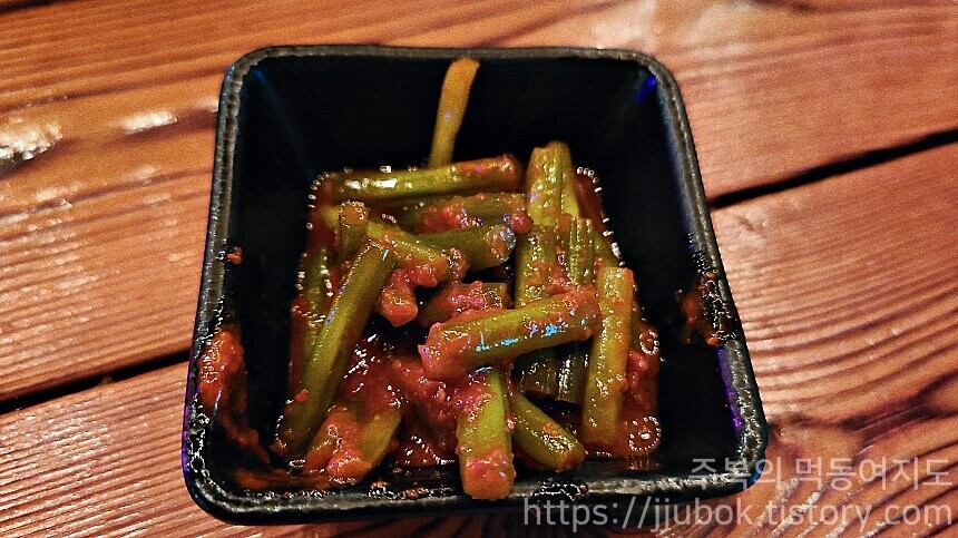 구도로통닭-반찬-마늘쫑