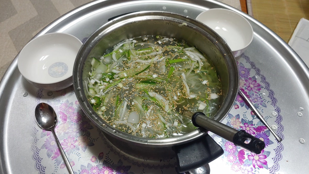 양장피를 넣은 오이냉국