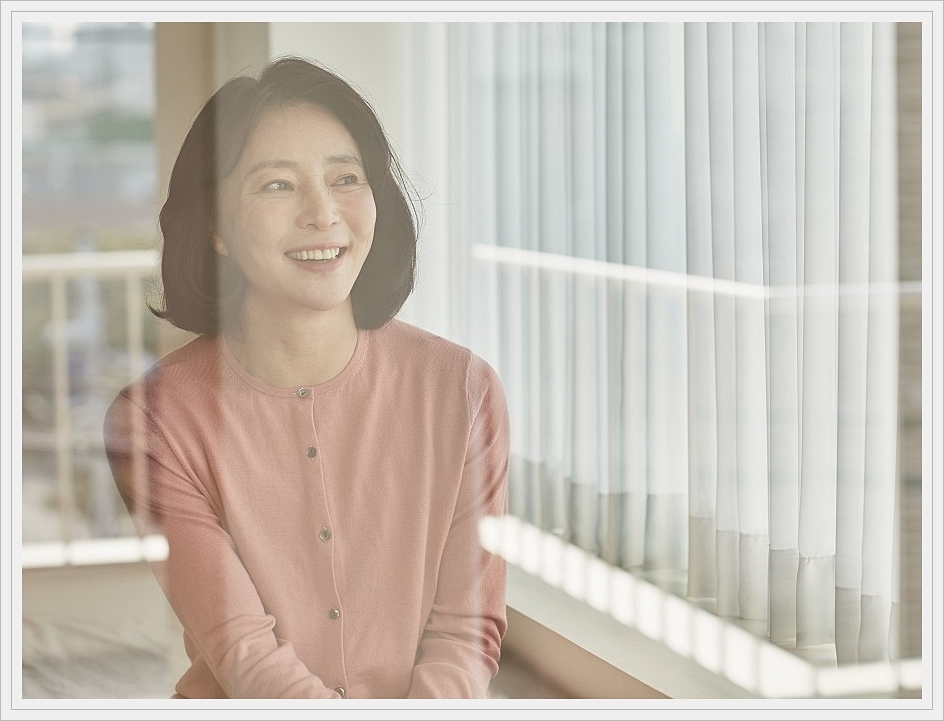 환하게 웃고 있는 중년 여성의 모습