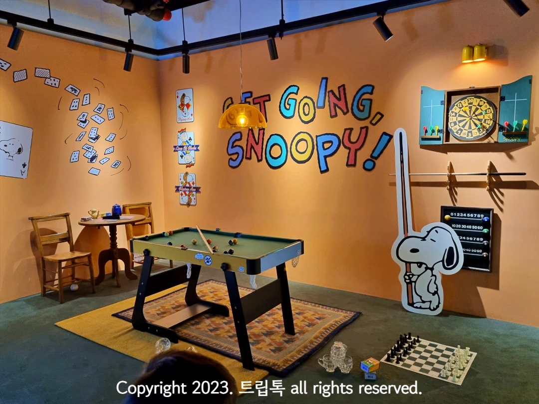 스누피가 당구를 치고 있다.