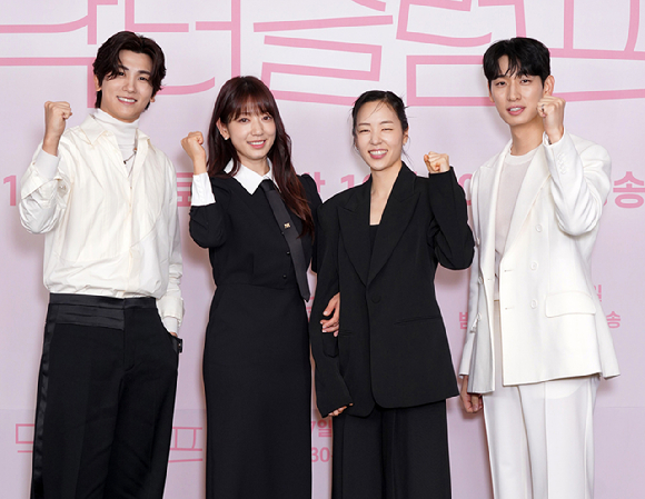 배우 박형식-박신혜-공성하-윤박이 25일 온라인으로 진행된 JTBC 새 토일드라마 &#39;닥터슬럼프&#39; 제작발표회에 참석하고 있다. [사진=JTBC]