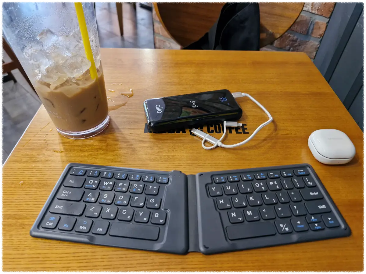 이동이-간편한-이동식-키보드가-책상위에-올려져-있는-모습