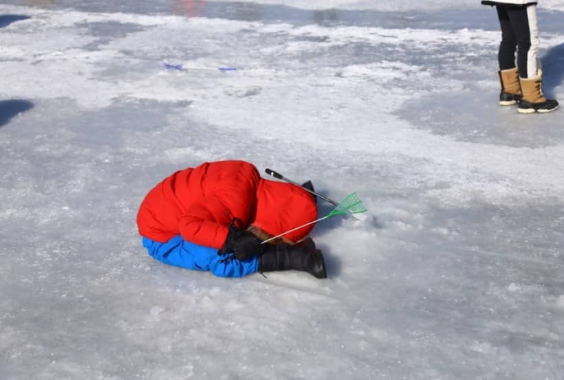 평창송어축제-얼음낚시하는-귀여운-꼬마