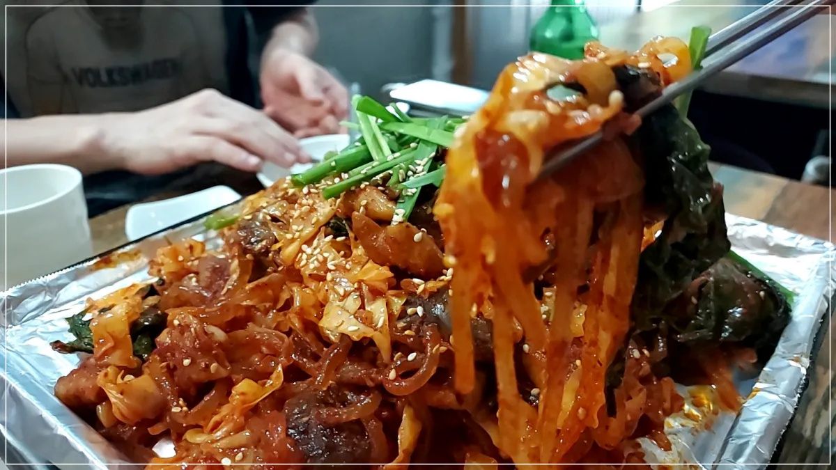야채순대곱창볶음을 젓가락으로 드는모습