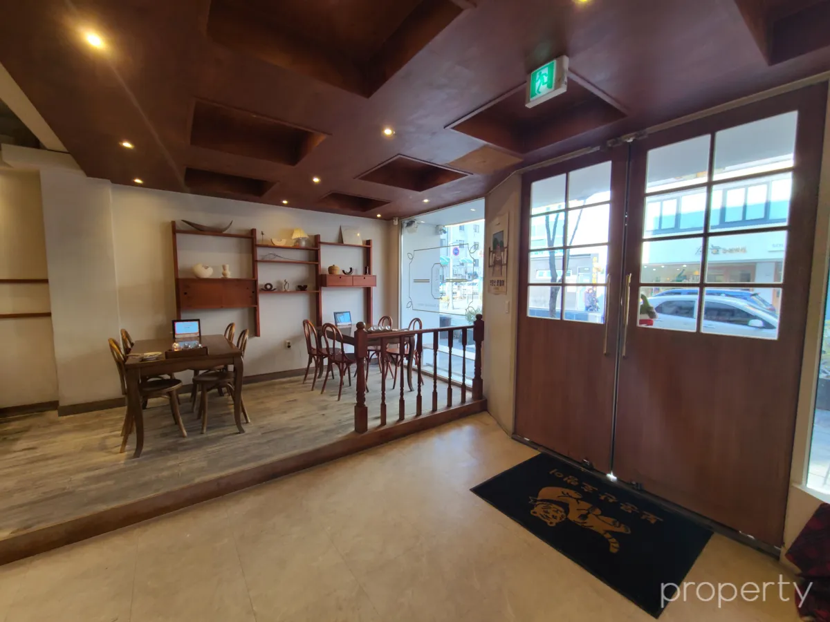 보문산호랭이1층-우드톤의테이블과의자-나무문-호랑이그림이그려진발판