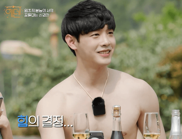 이승재이라는 남성 참가자가 윗옷을벗은 상태로 이야기하고있는 사진 입니다.