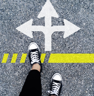 전략이 여러 선택지 중 방향을 결정하는 과정임을 설명하는 이미지