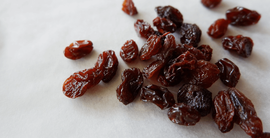 건포도가 바닥에 놓여 있다