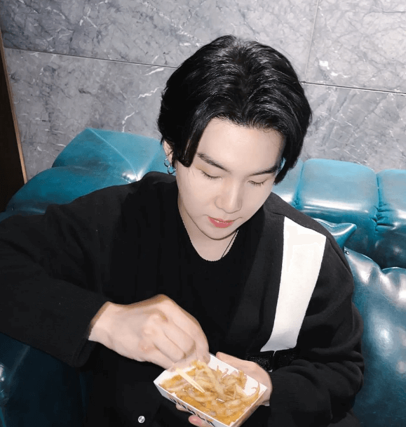 오징어를 먹고 있는 슈가