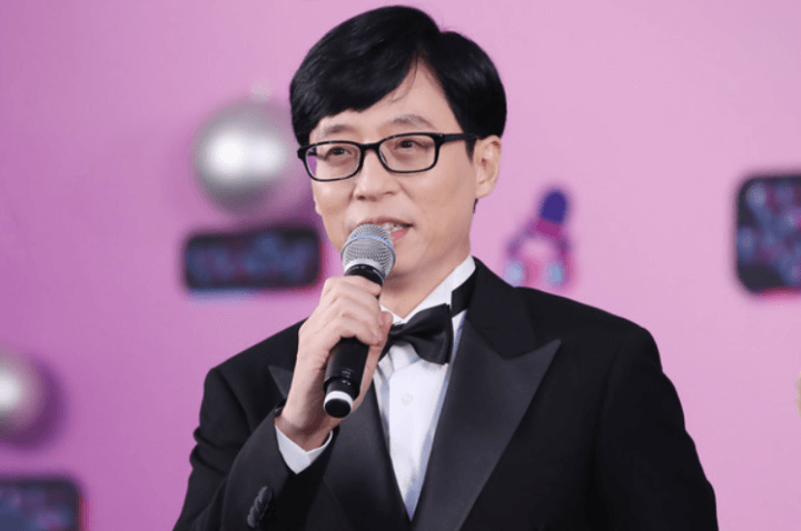 유재석-검정안경-정장-사진