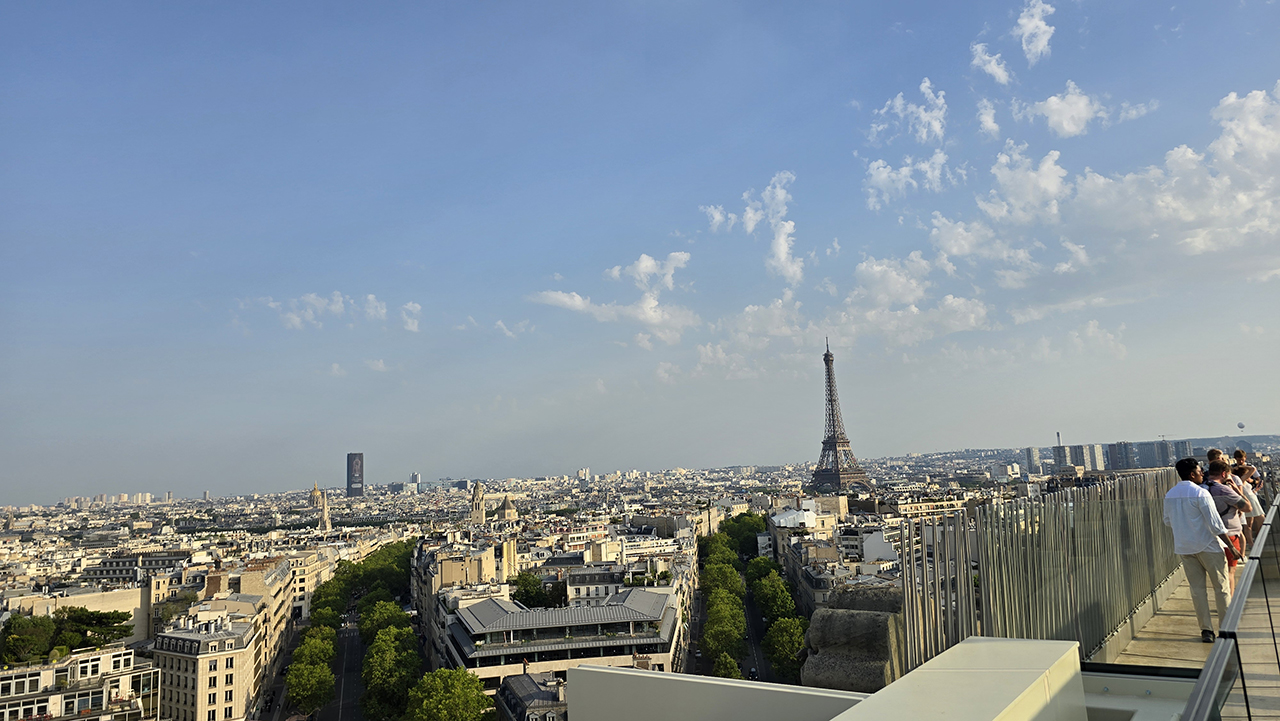 파리 개선문에서 보는 에펠탑