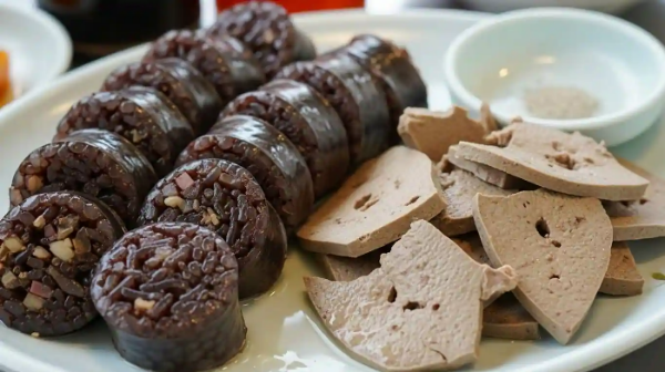 순대와 간이 접시 위에 맛있게 놓여 있음