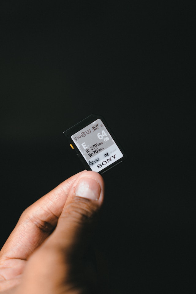손으로 유심칩 들고있는 사진