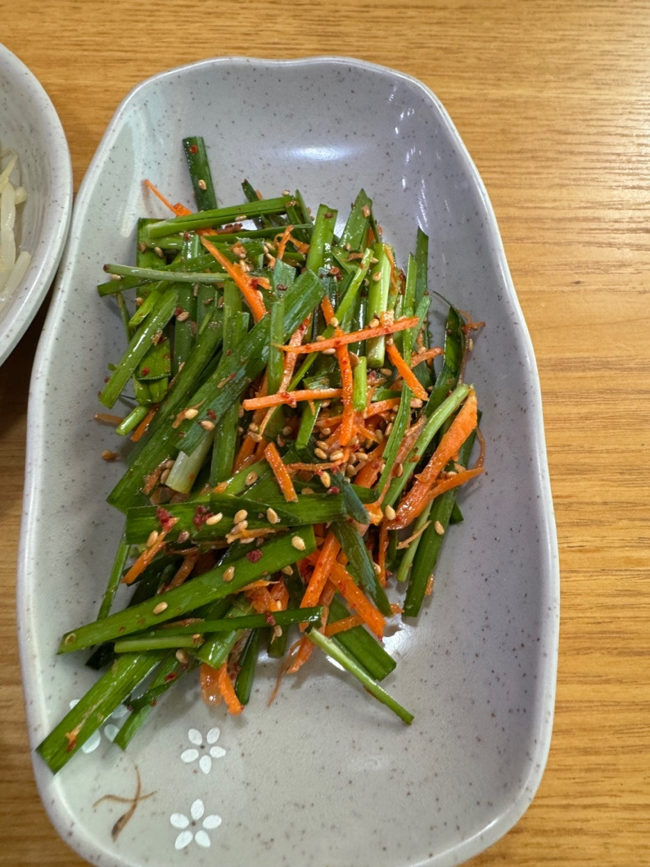 평촌쭈꾸미 기본반찬 부추겉절이