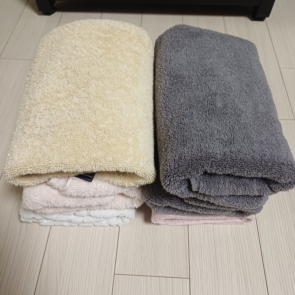 올바른 세탁법으로 세척 후 도톰하게 접어서 정리해둔 깨끗한 수건들