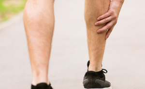 걸으면 다리가 아프다