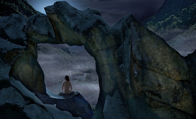 바위 틈에서 명상하고 있는 사람 이미지