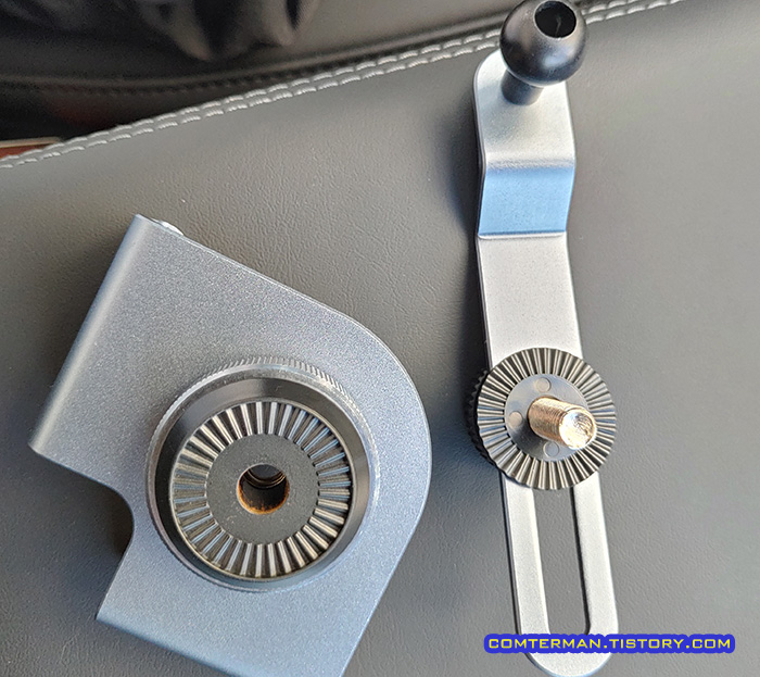 테슬라 모니터 부착식 스마트폰 거치대 각도 조절