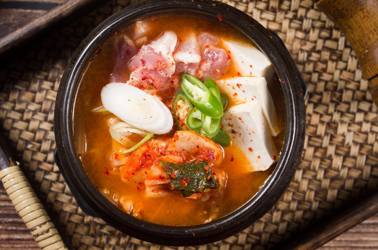 뚝베기에 담겨있는 김치찌개 사진