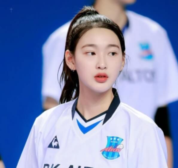 유니폼을입고있는-머리를묶은여성