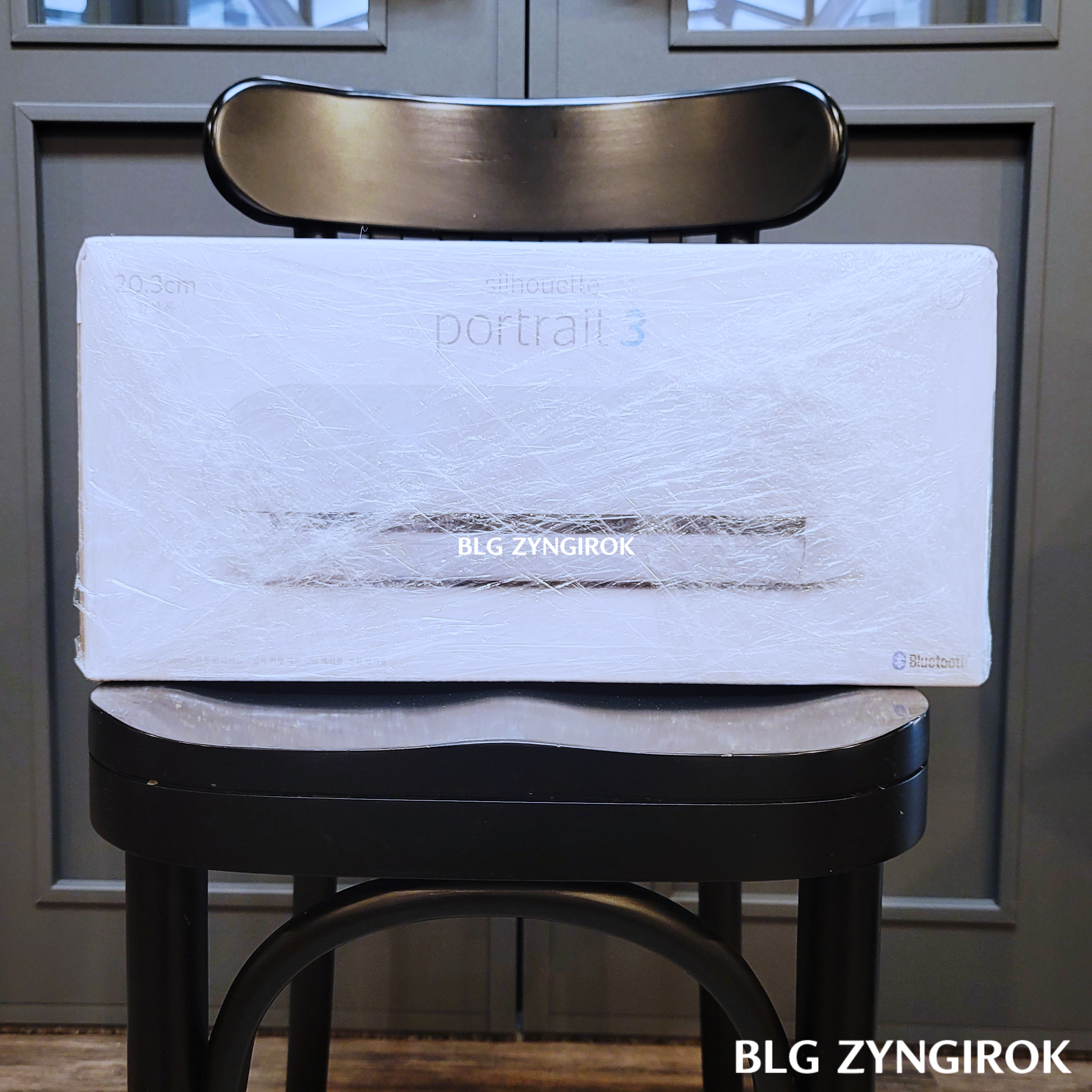 배송된-포트레이트3가-의자위에-놓여있다.