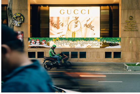 명품 시장의 디지털 전환 : 명품 브랜드들은 온라인과 메타버스로 어떻게 확장하고 있을까?