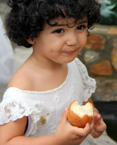 빵 먹는 아이 사진