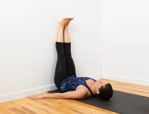 다리를 벽에 올린 자세