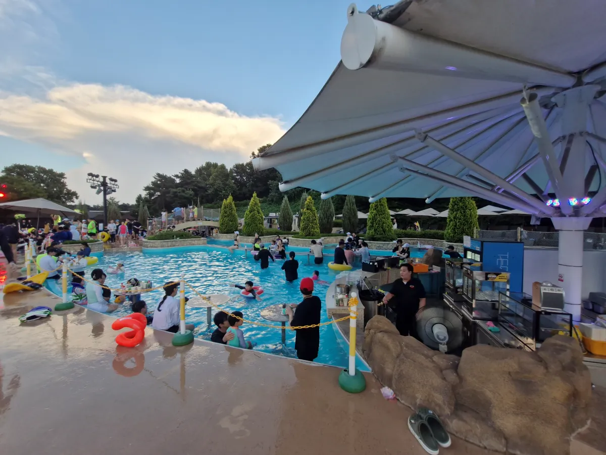 2층수영장-내부에-있는-스낵바