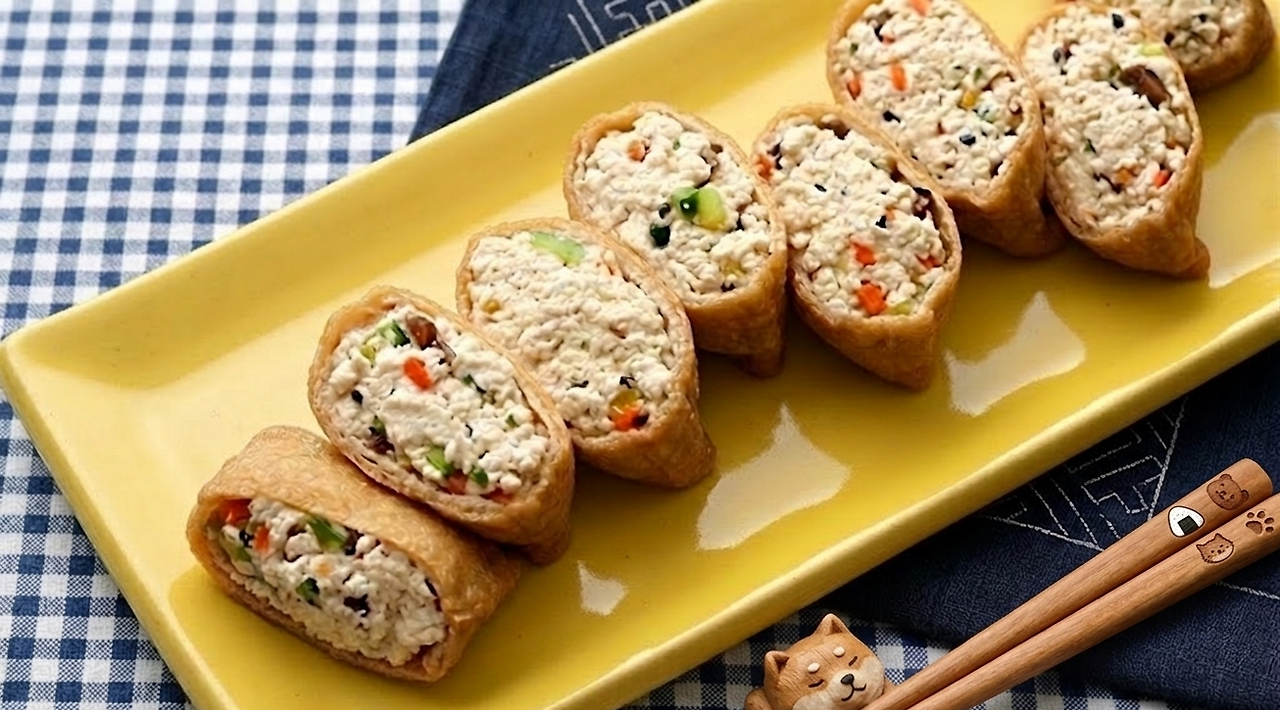 노란 도자기 접시에 정갈하게 담긴 다이어트용 두부 유부초밥과 귀여운 젓가락이 놓여있다.