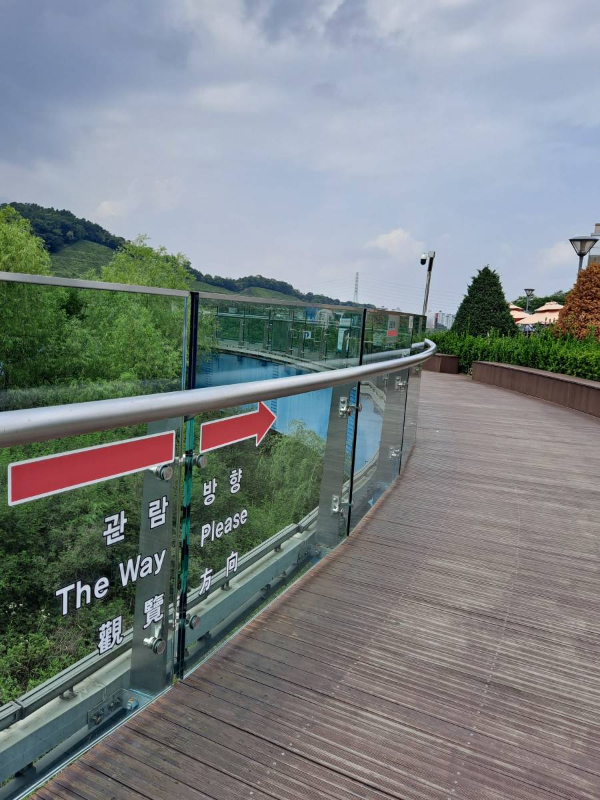 관람방향따라 걷는중