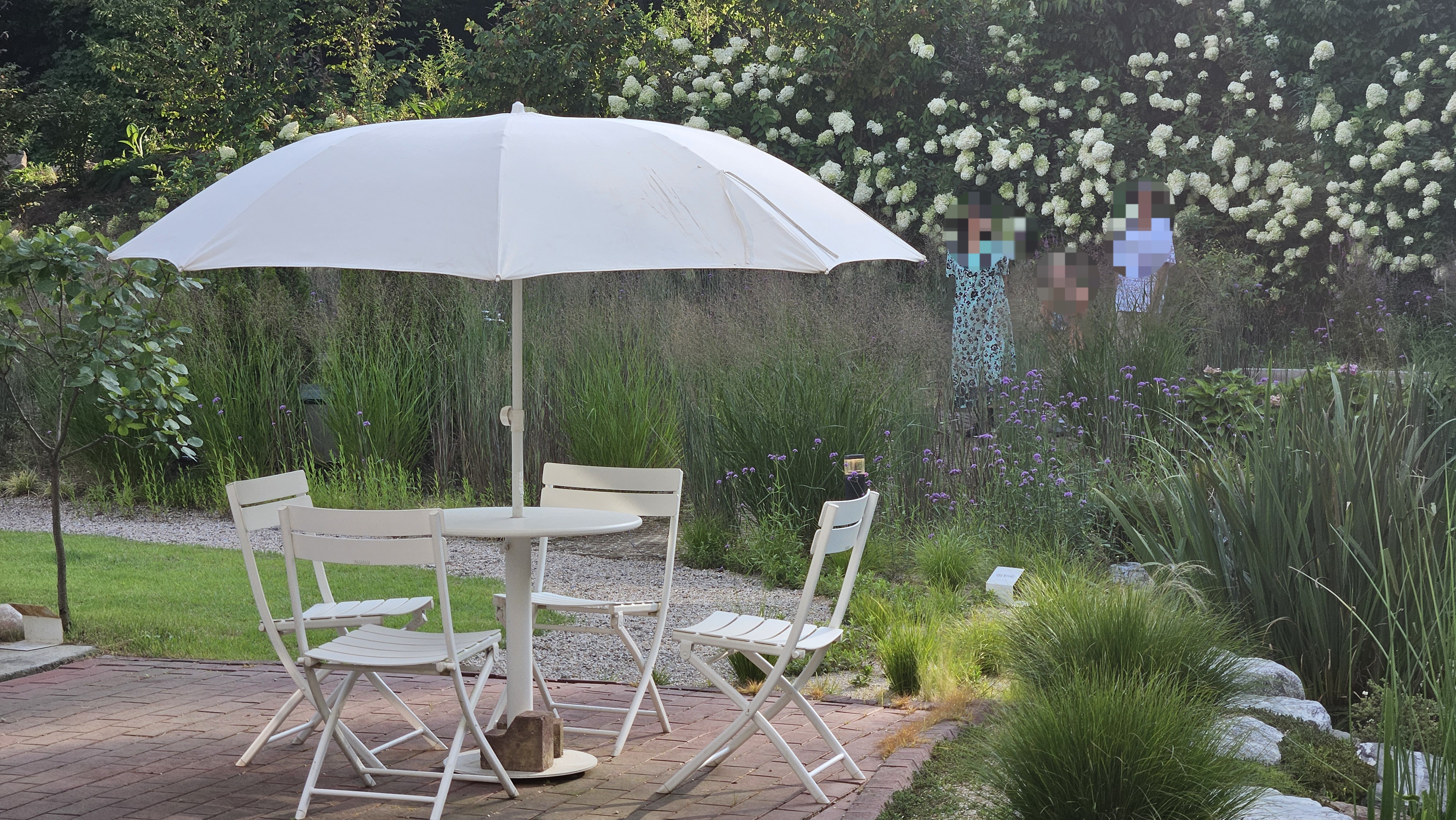 연못 정원 옆 좌석