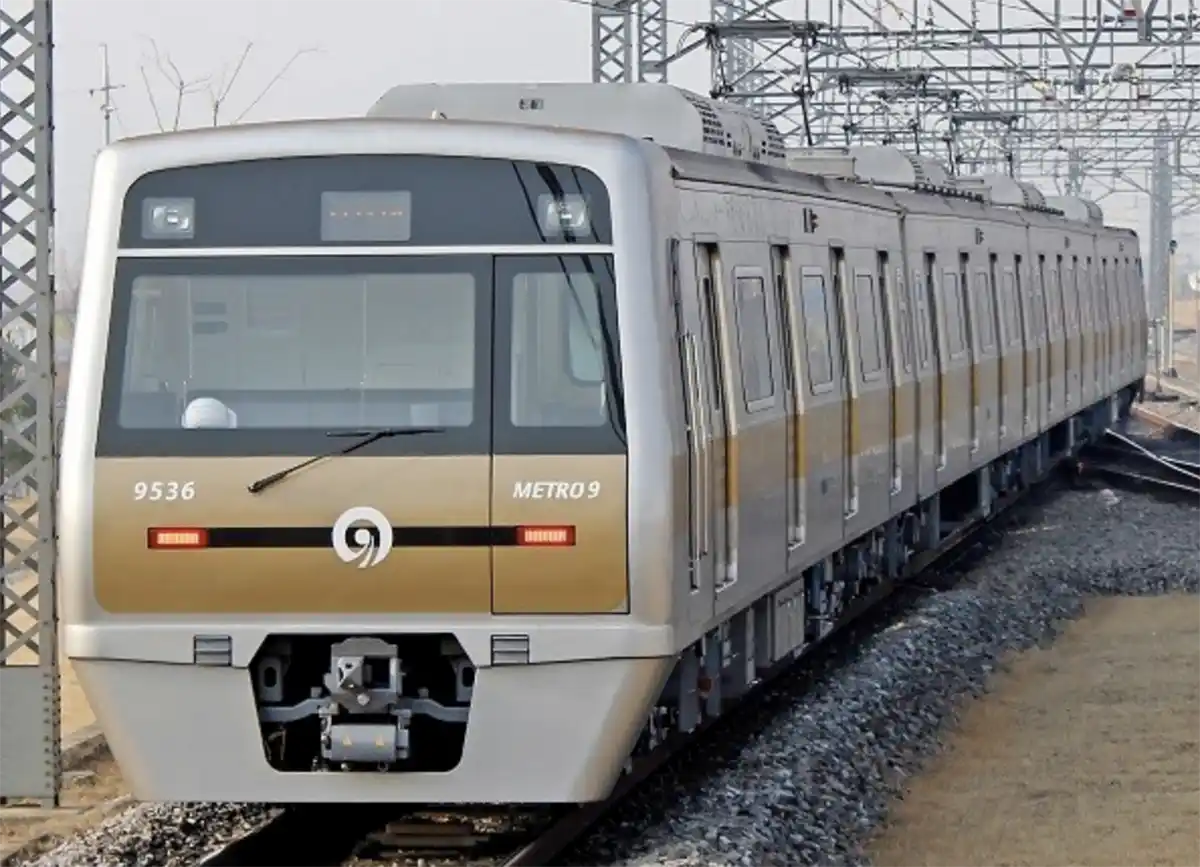 서울지하철9호선-운행하고-있는-열차-사진