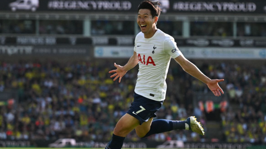 손흥민이 노리치 시티와의 2021/22 시즌 마지막 경기에서 득점하고 포효하는 모습.