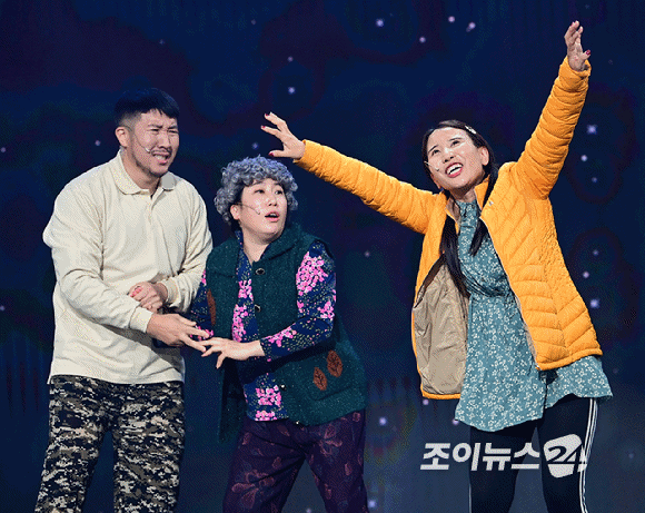 코미디언 박형민-김영희-김지영이 1일 오후 서울 영등포 여의도 KBS 별관에서 열린 KBS 2TV &#39;개그콘서트&#39; 기자간담회에 참석해 코너를 시연하고 있다. [사진=정소희 기자]
