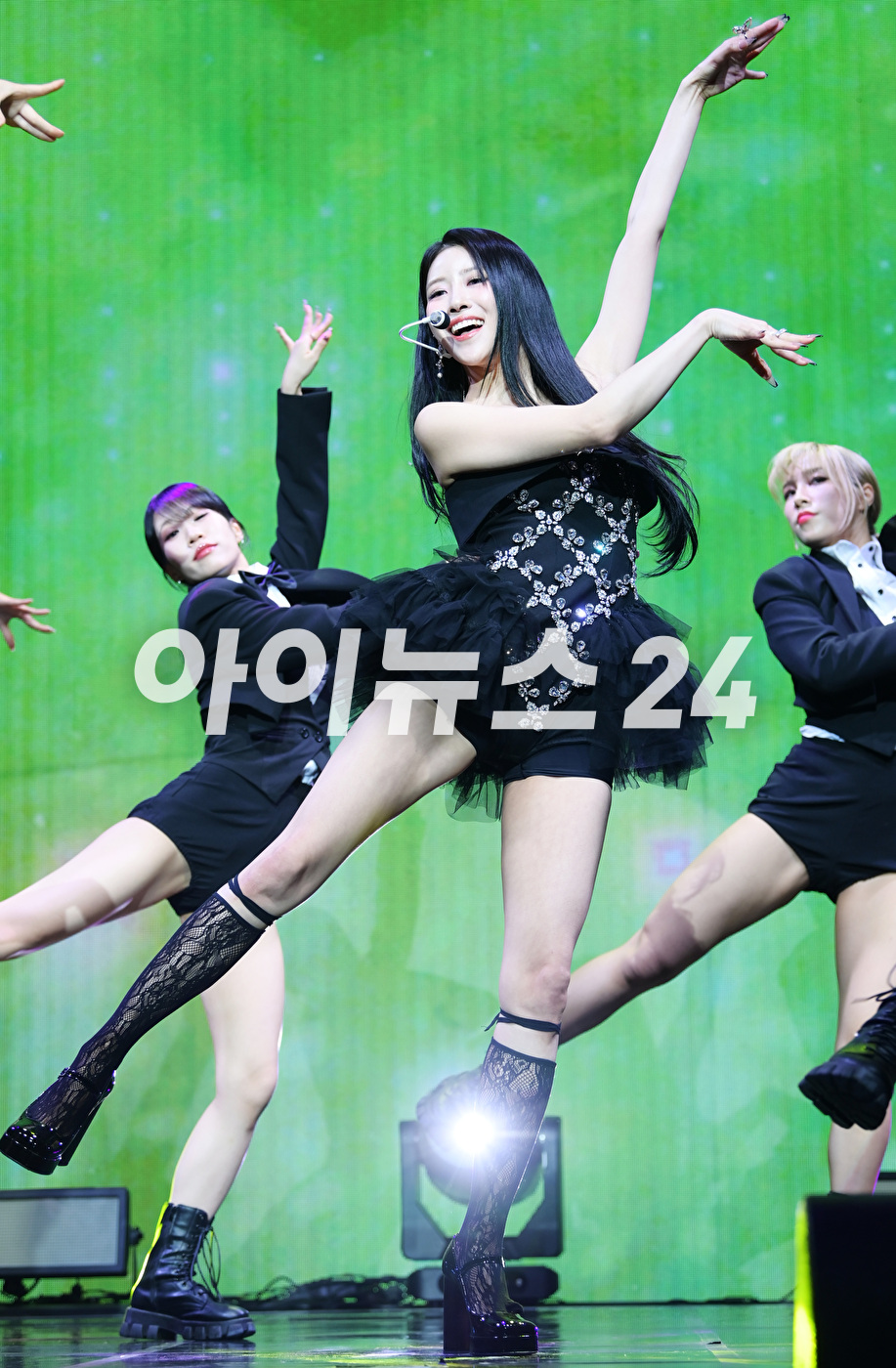 가수 미주가 17일 오후 서울 서교동 메세나폴리스에서 진행된 첫 번째 싱글 앨범 '무비 스타'(Movie Star) 솔로 데뷔 쇼케이스에 참석해 타이틀곡 '무비 스타' 무대를 선보이고 있다. [사진=정소희 기자]