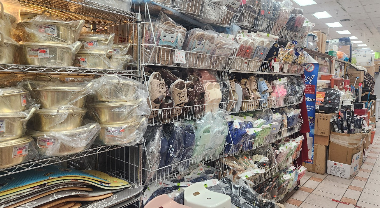 홈 플러스 앞쪽 여러 일상용품 진열대 이미지