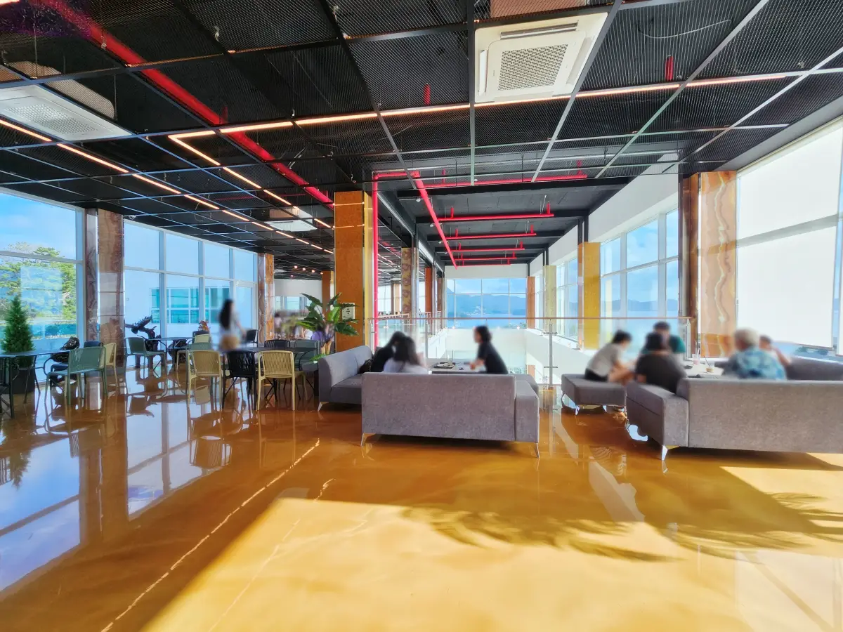 거제도-엄마의바다-카페-3층-풍경-테이블