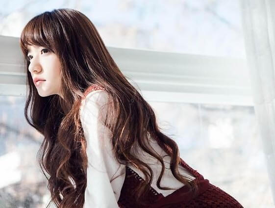 신규선이-파마-머리를-하고-창가에-기대-밖을-보고-있는-사진