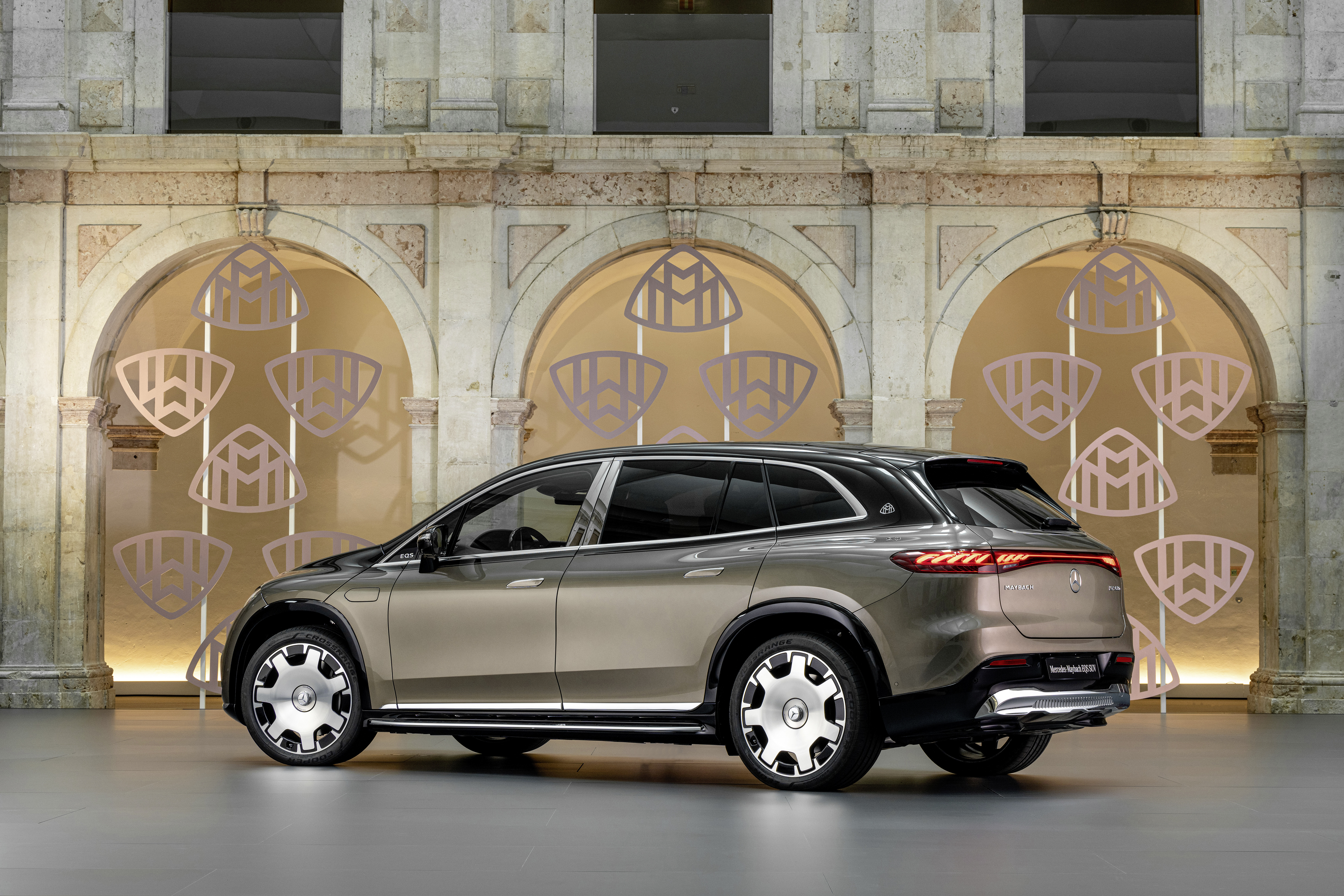 2024 메르세데스 마이바흐 EQS 680 SUV 뒷모습 사진