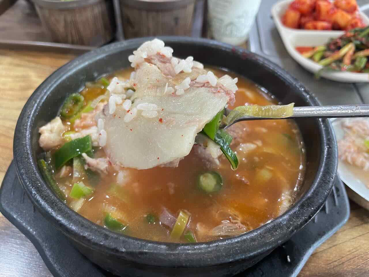 뚝배기에서 한숟갈 떠올린 모습