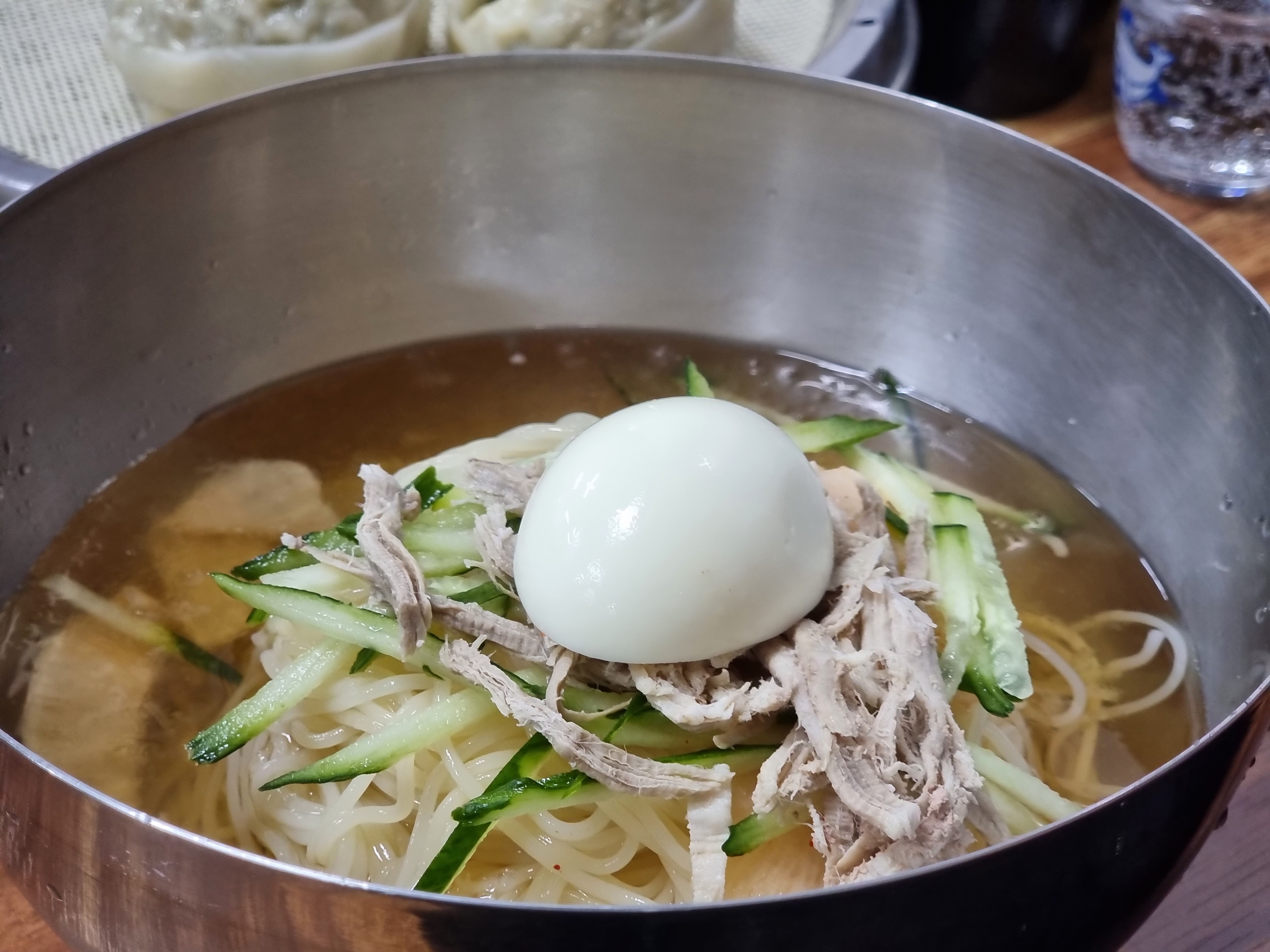 살얼음 동동 띄워진 물밀면. 꿩 육수 특유의 맑고 투명한 빛깔이 돋보입니다.