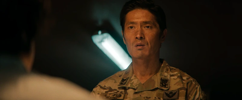 황야에서 군복을 입은 권지훈 역