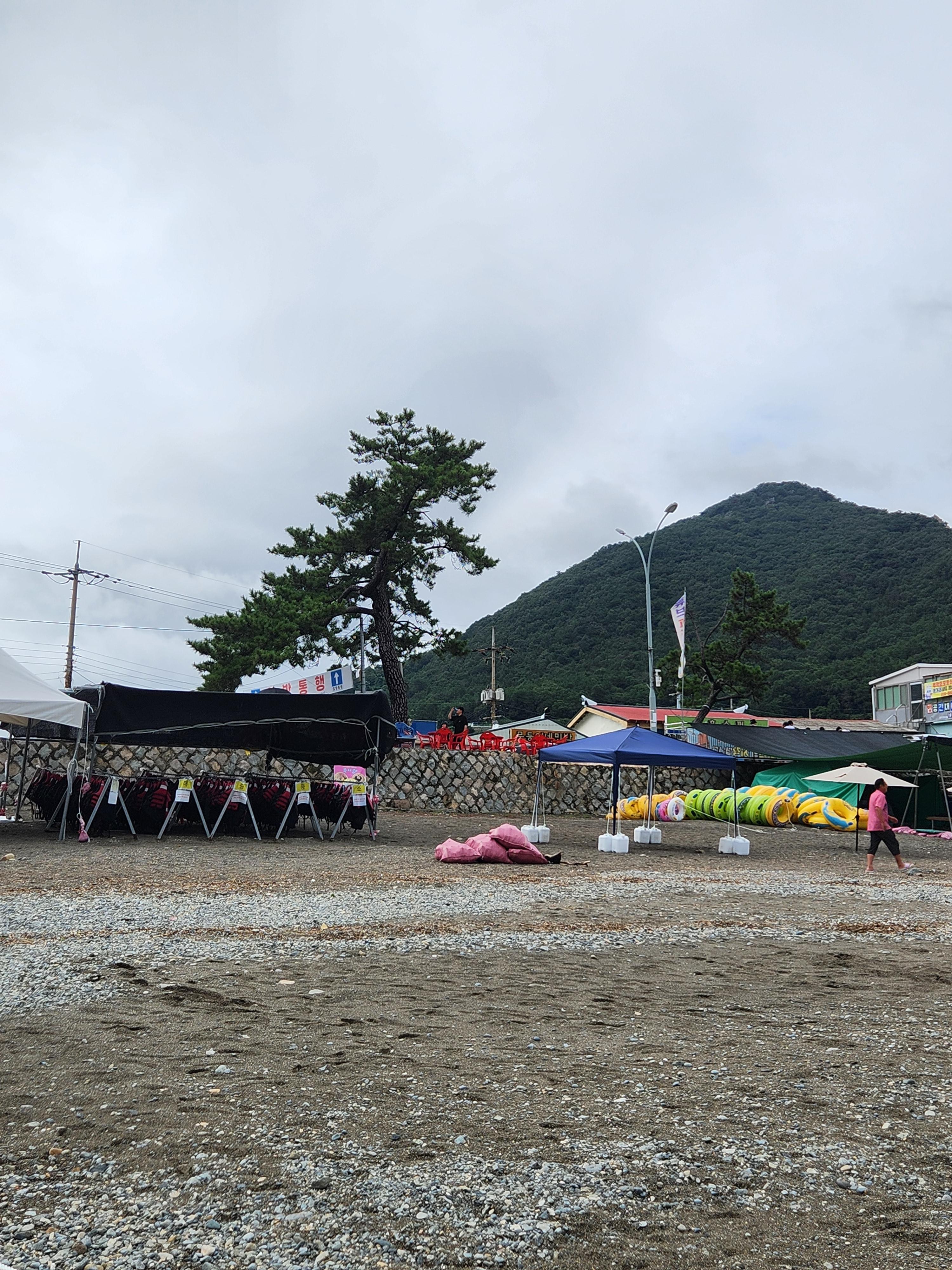 여수 만성리 검은 모래 해변 조끼 무료대여