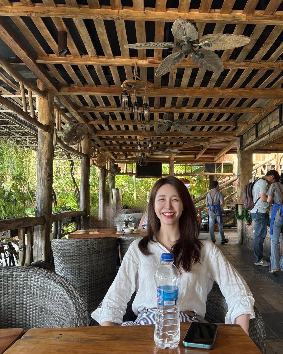 이지현 아나운서 카페 테이블